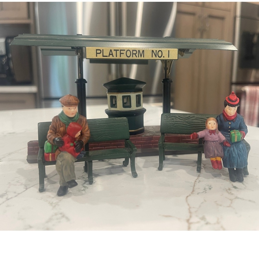 Department 56 Heritage Village Train Platform No 1 and Christmas in the Park Lot